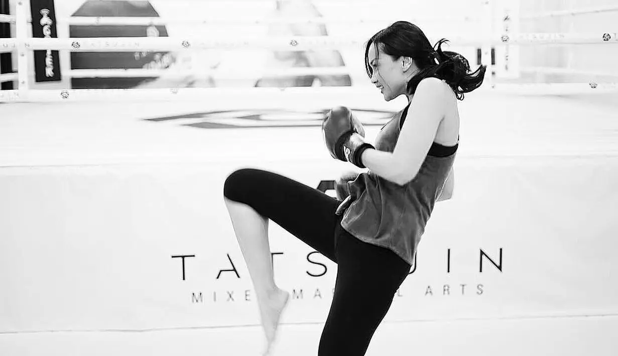 Lihat begitu semangatnya Sara Wijayanto saat sedang latihan bela diri. Tak hanya cantik, ia juga ternyata jago bela diri. (Foto: instagram.com/sarawijayanto)