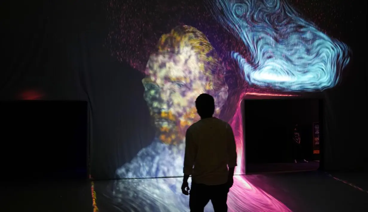 Seorang pengunjung menjelajahi Beyond Van Gogh, pameran virtual lukisan Vincent Van Gogh di Lima, Peru, 4 Maret 2022. (AP Photo/Martin Mejia)