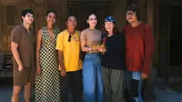 Potret Luna Maya Rayakan Ulang Tahun Ibu di Rumah Bali