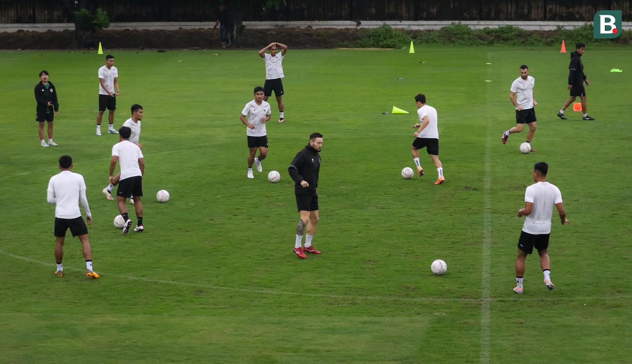 Pemain Timnas Indonesia melakukan latihan untuk persiapan menjelang laga leg pertama semifinal Piala AFF 2022 menghadapi Vietnam di Lapangan A, Kompleks Gelora Bung Karno, Jakarta, Rabu (04/01/2023). (Bola.com/Bagaskara Lazuardi)