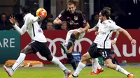 Striker AC Milan Alessio Cerci mencoba melewati hadangan pemain Atalanta dalam lanjutan Liga Serie A Italia di San Siro, Minggu (8/11/2015). (Liputan6.com/REUTERS/Giampiero Sposito)