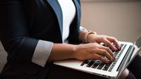 Mengetik dengan laptop (Pexels)