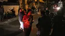 Warga berhamburan keluar rumah saat gempaberkekuatan 7 SR di Lombok dirasakan di kawasan Nusa Dua Bali, Minggu (5/8). BMKG menyatakan, potensi tsunami akibat gempa 7 SR, telah terdeteksi di Carik pada pukul 18.48 WIB. (Liputan6.com/Faizal Fanani)