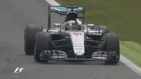 Pebalap Mercedes, Nico Rosberg, memimpin sejak start dalam balapan F1 GP Italia di Sirkuit Monza, Italia, Minggu (4/9/2016). (Bola.com/Twitter/F1)