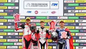 Irfan Ardiansyah (kiri) persembahkan podium untuk Astra Honda Racing Team di ARRC Motegi. (Astra Honda Motor)