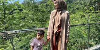 Sejak pisah dari suami, Nadya Mustika jadi ibu yang hebat untuk anak semata wayangnya. [Instagram.com/nadyamustikarahayu]