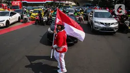 Warga dan pengguna jalan yang melintasi kawasan Bundaran HI antusias mengikuti upacara pengibaran Bendera Merah Putih secara virtual. (Liputan6.com/Angga Yuniar)