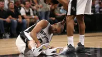 Guard San Antonio Spurs, Tony Parker, mengalami cedera pecah tendon kuadrisep kiri pada Gim 2 semifinal Wilayah Barat kontra Houston Rockets di AT&T Center, San Antonio, 3 Mei 2017. (The San Antonio Express-News via AP/Jerry Lara)