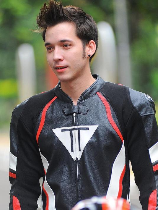 Penampilannya kala pakai baju balap itu pun menuai beragam komentar dari para penggemarnya. Tak sedikit yang memuji aktor bernama lengkap Steven William Umboh itu terlihat makin macho. (Liputan6.com/IG/@stefannwilliam)