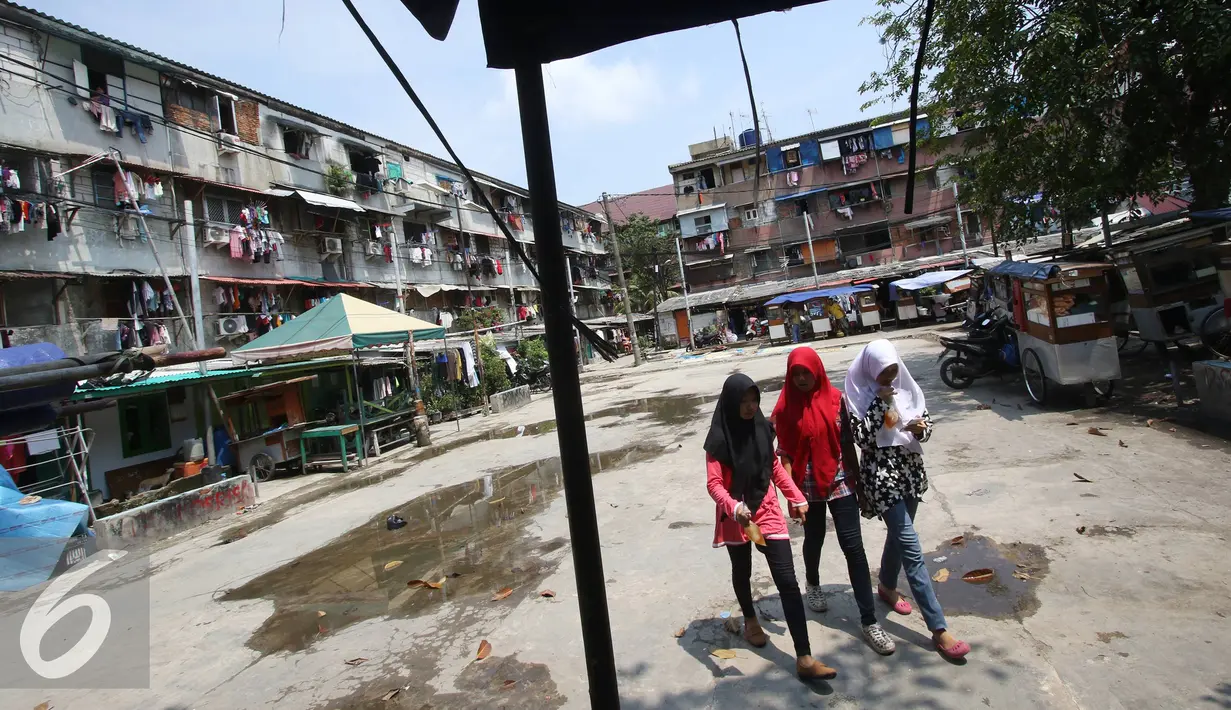 Warga berjalan di Rusun Tanah Merah, Penjaringan, Jakarta Utara, Selasa (29/3). Pemprov DKI menganggarkan Rp3 triliun untuk membangun rusun, baik pembangunan rusun baru, maupun untuk lanjutan pembangunan rusun tahun 2015. (Liputan6.com/Immanuel Antonius)