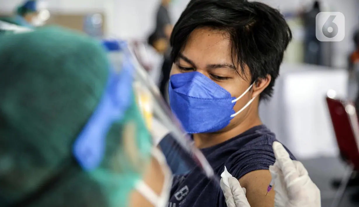 Pekerja swasta disuntik vaksin COVID-19 oleh petugas medis saat program Vaksinasi Gotong Royong di Sudirman Park Mall, Jakarta, Rabu (19/5/2021). Vaksinasi Gotong Royong memfasilitasi badan usaha yang mau membeli vaksin untuk karyawannya. (Liputan6.com/Faizal Fanani)