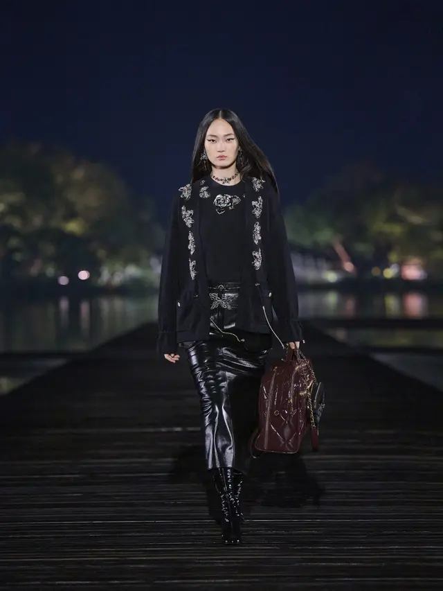 Chanel Persembahkan Koleksi Métiers d'Art 2024/25 di West Lake Hangzhou, Terinspirasi dari Coromandel Screen