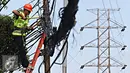Pekerja mengecek instalasi kabel di tiang listrik milik PLN, Jakarta, Jumat (26/2). PLN menjaga mutu keandalan penyaluran tenaga listrik, memenuhi ketentuan keselamatan ketenagalistrikan, dan estetika tata kota Jakarta. (Liputan6.com/Immanuel Antonius)