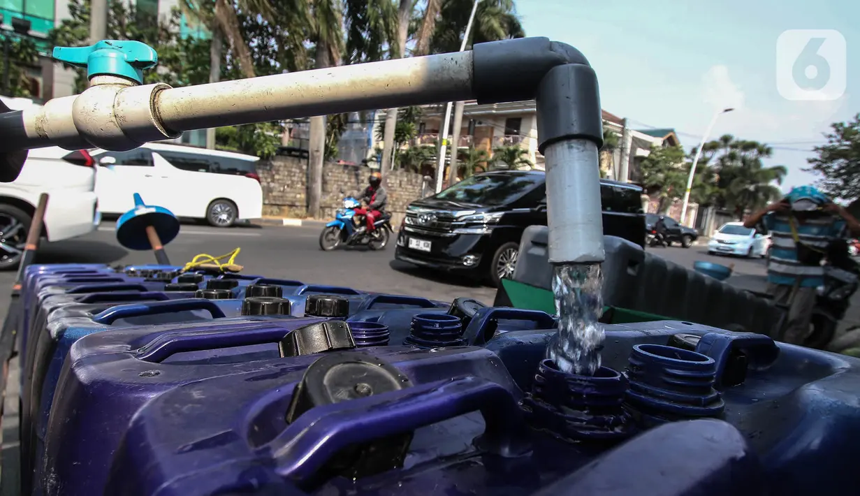 Air bersih merupakan salah satu kebutuhan utama. (Liputan6.com/Angga Yuniar)