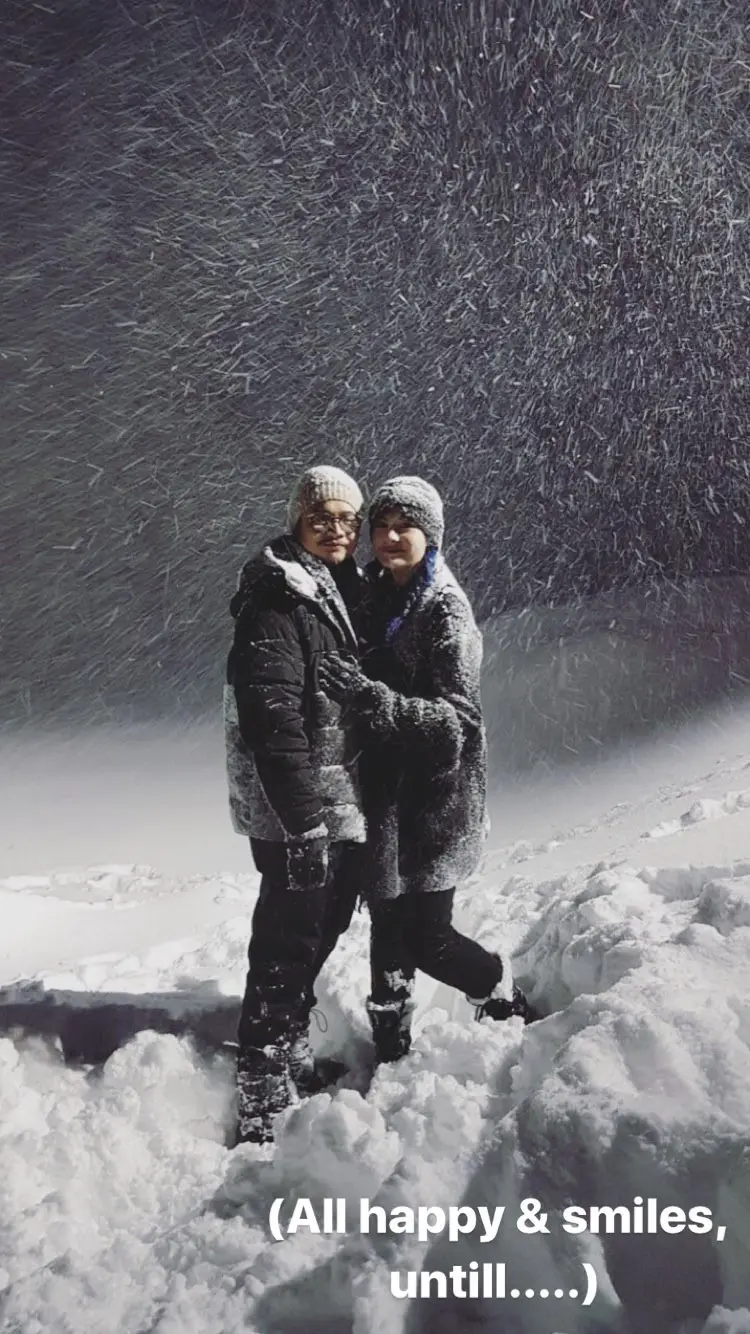 Derby Romero dan istrinya, Claudia Adinda saat terjebak salju di Jepang. (Instagram  - @miss_adinda_mae)