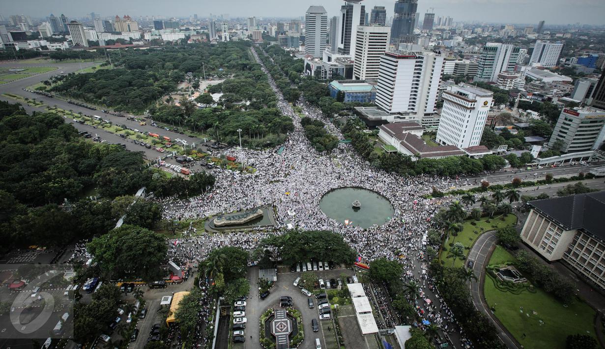 Massa Aksi 31 Maret memenuhi Bundaran Patung Kuda di Jalan Merdeka Barat, Jakarta, Jumat (31/3). Mereka menuntut Presiden Jokowi agar melaksanakan undang-undang dengan mencopot gubernur terdakwa, Basuki Tjahaja Purnama (Ahok).(Liputan6.com/Faizal Fanani)