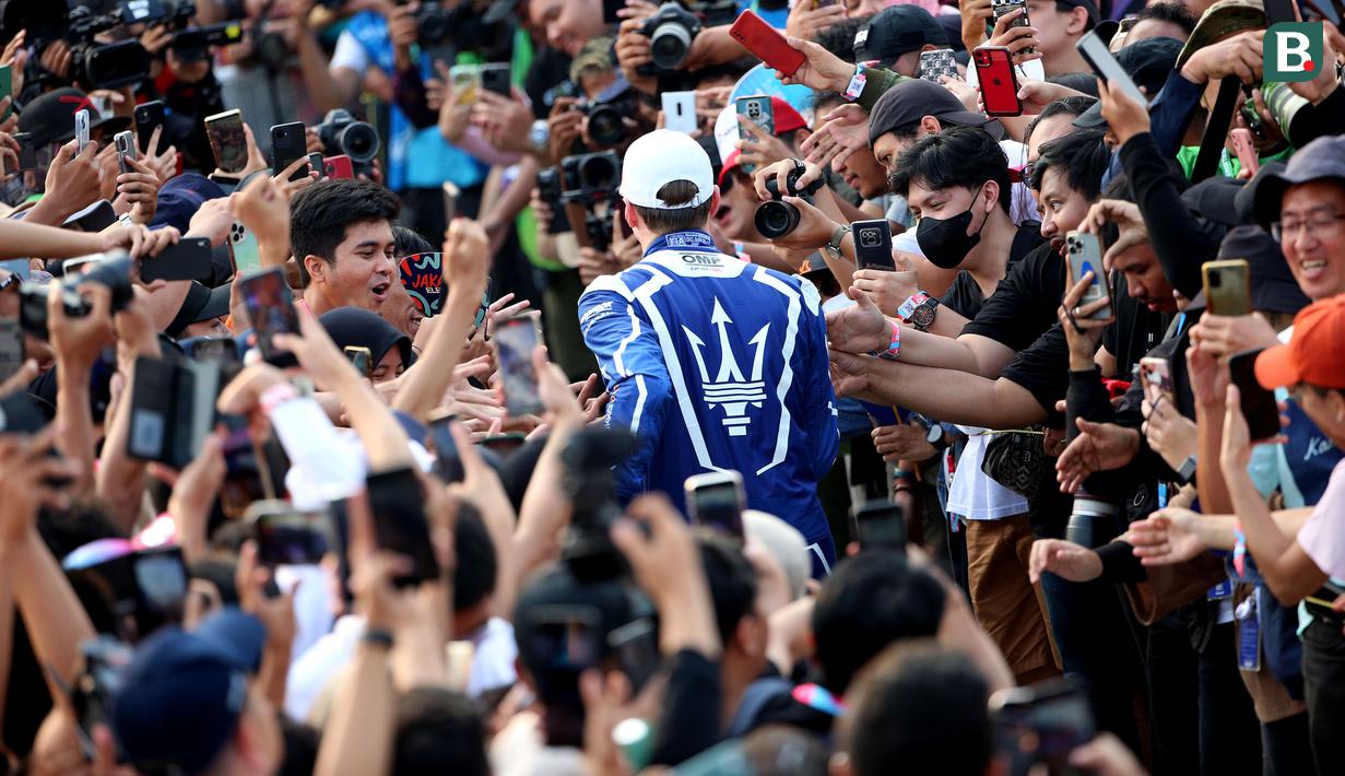 <p>Pembalap Maserati MSG Racing, Maximilian Gunther disambut oleh penonton setelah memenangkan balapan Jakarta E-Prix 2023 Round-11 yang berlangsung di Jakarta International E-Prix Circuit (JIEC), Ancol, Jakarta, Minggu (04/06/2023). (Bola.com/Bagaskara Lazuardi)</p>