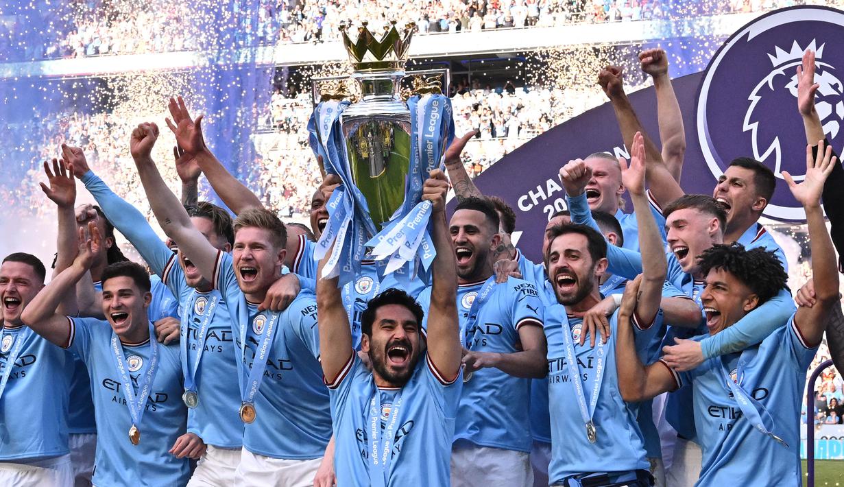 Manchester City menjadi klub kelima alias terakhir yang mampu menjuarai Liga Inggris selama 3 musim berurutan, yaitu pada 2020/2021 hingga musim terahir 2022/2023. Tiga gelar tersebut menjadi gelar ke-7 hingga ke-9 Man City di Liga Inggris sejauh ini. Jika pasukan Pep Guardiola mampu menjuarai Liga Inggris musim ini, maka mereka akan menjadi klub pertama yang mampu menjuarai Liga Inggris 4 musim berurutan. (AFP/Oli Scarff)