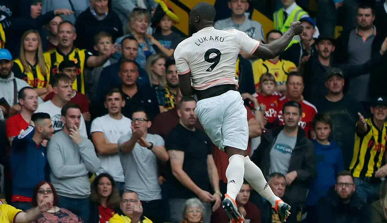 Penyerang Manchester United, Romelu Lukaku berselebrasi usai mencetak gol ke gawang Watford pada pertandingan lanjutan Liga Inggris di stadion Vicarage Road, Inggris (15/9). MU menang tipis 2-1 atas Watford. (AP Photo/Frank Augstein)