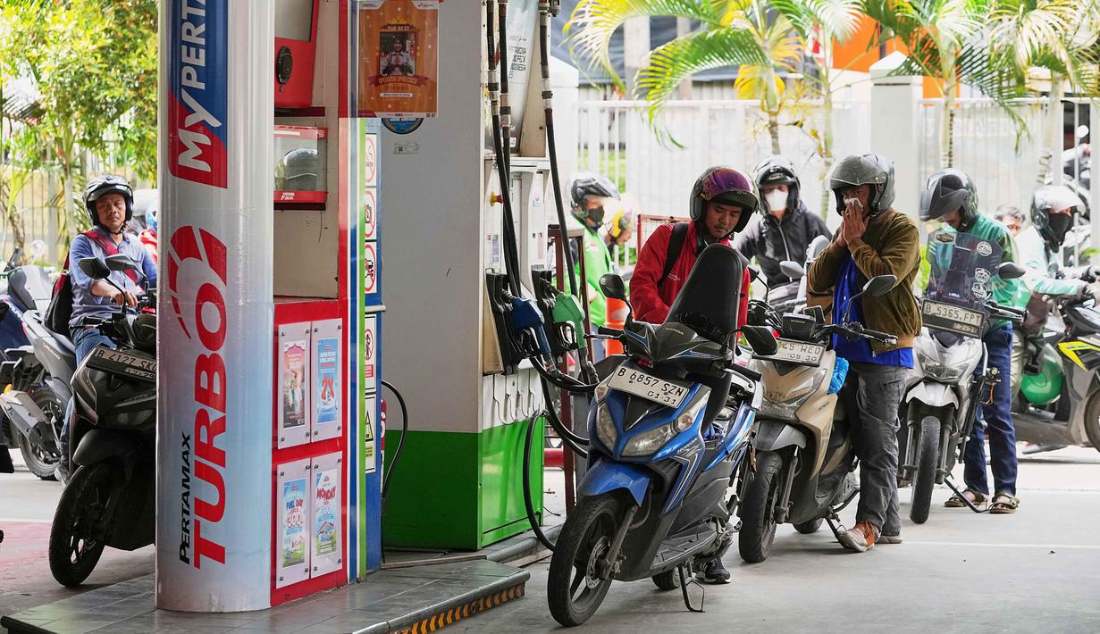 Airlangga Hartarto menilai dampak terhadap harga minyak global akan sangat bergantung pada durasi konflik. Tampak dalam foto, orang-orang mengantre untuk mengisi bahan bakar sepeda motor mereka di sebuah Stasiun Pengisian Bahan Bakar Umum (SPBU) di Jakarta, Selasa 3 Maret 2026. (AP Photo/Achmad Ibrahim)