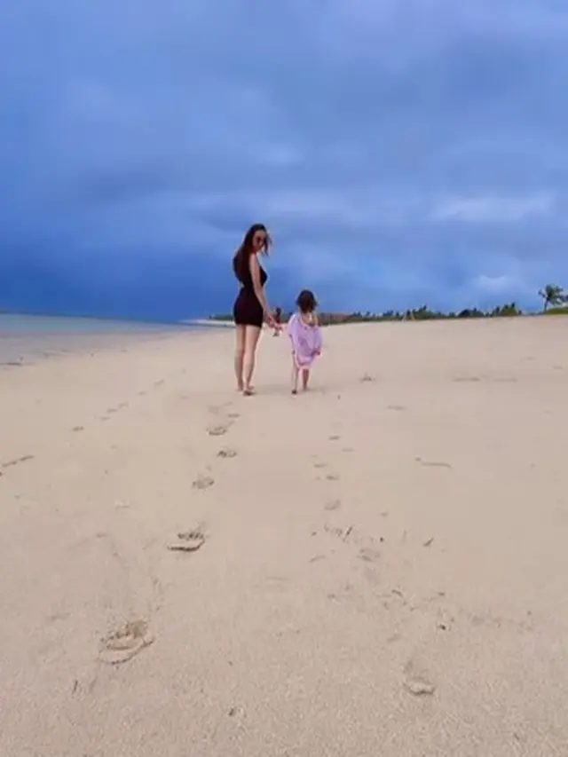 Aura Kasih tuai perhatian saat bermain di pantai (Instagram/aurakasih)