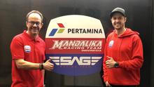 Edu Perales – SAG Team Principal bersama pembalap Pertamina Mandalika SAG Team di Moto2 2021, Tom Luthi. (Istimewa)