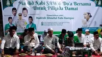 Masyarakat Pekanbaru bersama tokoh agama dan kepolisian gelar peringatan Maulid Nabi Muhammad dan doa bersama Pilkada damai. (Liputan6.com/M Syukur)