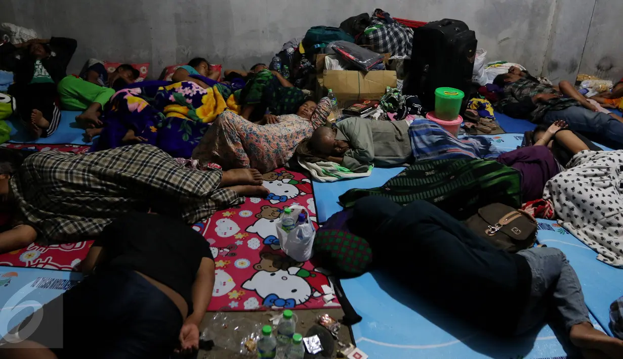 Warga korban banjir bandang di Bojong Sudika, Kec. Tarogong Kidul, Kab. Garut, terpaksa tidur menempati garasi mobil milik warga setempat, Kamis (22/9). Di kawasan padat penduduk itu diketahui sebanyak 160 rumah porak poranda. (Liputan6.com/Johan Tallo)