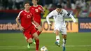 Striker Portugal, Cristiano Ronaldo, berusaha melewati gelandang Serbia, Nemanja Matic, pada laga Kualifikasi Piala Eropa 2020 di Belgrade, Sabtu (7/9). Serbia kalah 2-4 dari Portugal. (AFP/Pedja Milosavljevic)