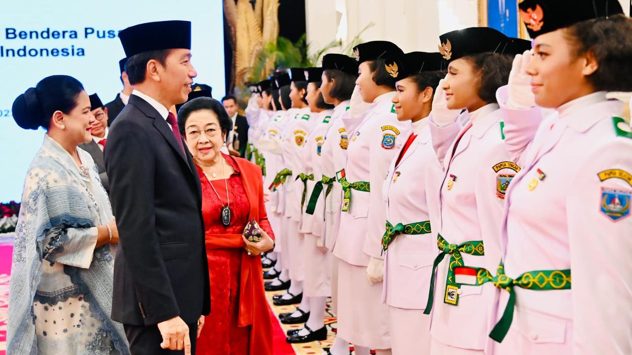 Presiden Joko Widodo atau Jokowi mengukuhkan 76 anggota pasukan pengibar bendera (Paskibraka) yang akan bertugas di Istana Merdeka Jakarta pada Upacara HUT ke-78 Kemerdekaan RI pada 17 Agustus 2023 (Laily Rachev - Biro Pers Sekretariat Presiden)