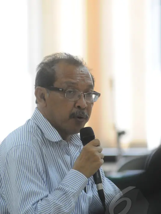 Terdakwa kasus suap Bupati Bangkalan Fuad Amin, Direktur PT Media Karya Sentosa Antonio Bambang Djatmiko menjalani sidang dengan agenda pemeriksaan terdakwa di pengadilan Tipikor Jakarta, Senin (30/3). (Liputan6.com/Herman Zakharia)