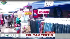 Fungsi trotoar yang sebelumnya di khususkan bagi pejalan kaki, kini beralih fungsi menjadi tempat berdagang.