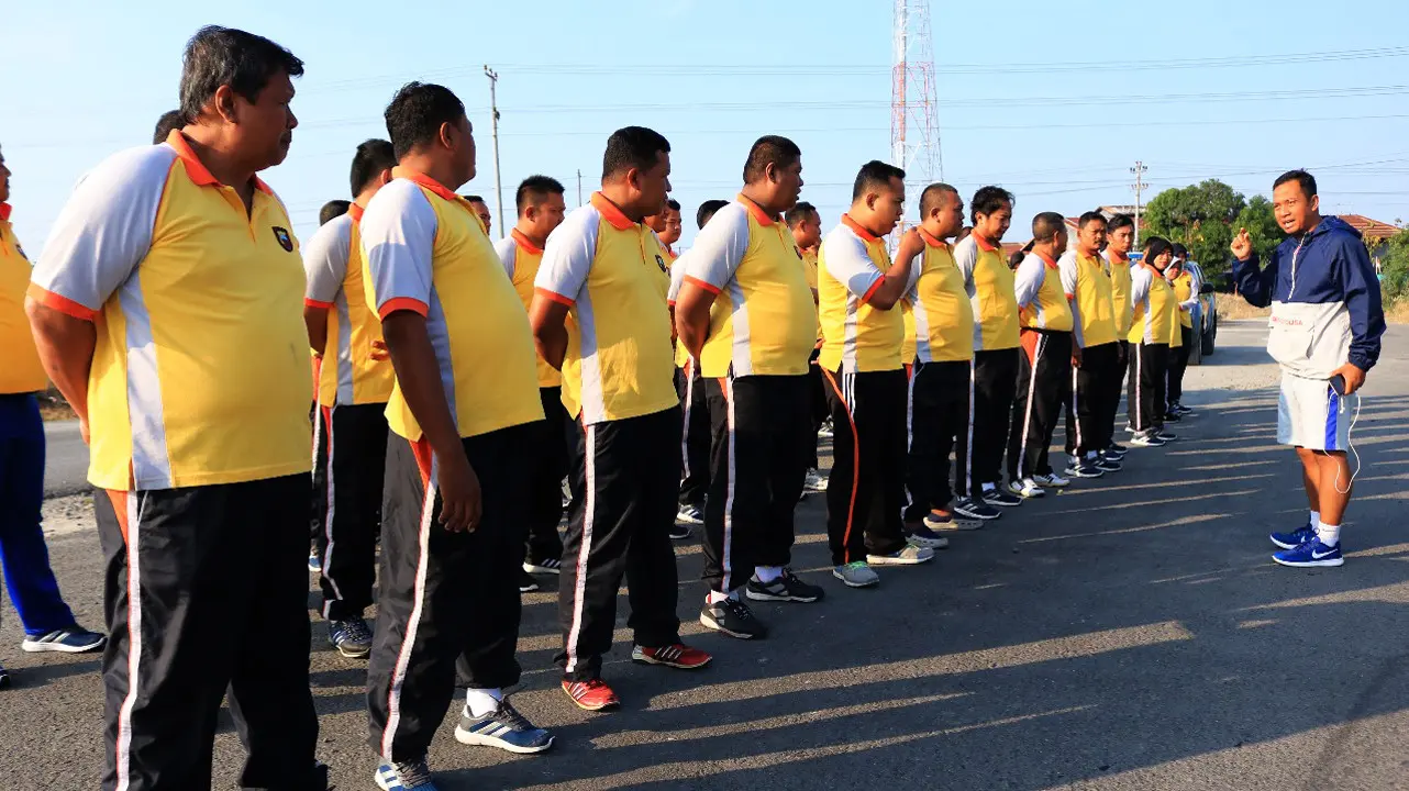 Kapolres Brebes, Jawa Tengah, AKBP Sugiarto memimpin program lari puluhan polisi gendut yang ada di jajarannya. (Foto: Istimewa/Liputan6.com/Fajar Eko Nugroho)