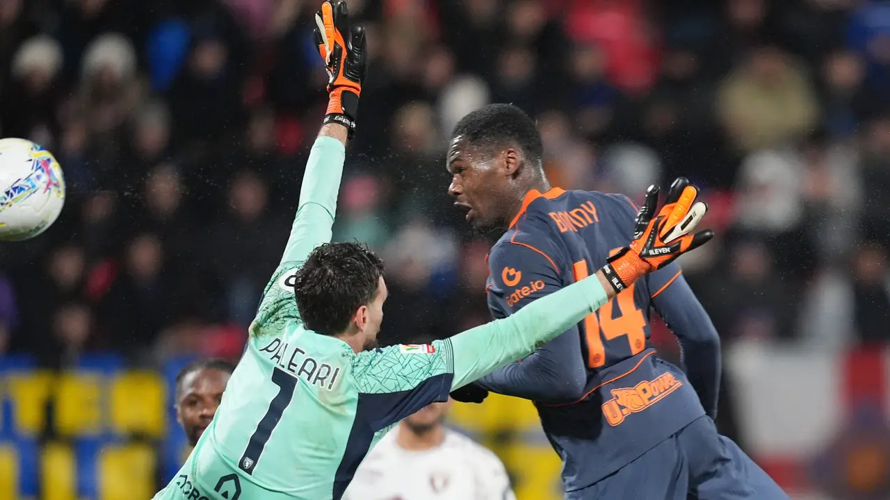 Pemain Inter Milan Ange-Yoan Bonny (kanan) mencetak gol ke gawang Torino