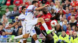 Striker Manchester United, Romelu Lukaku, berebut bola dengan bek Sampdoria, Vasco Regini, pada laga persahabatan di Stadion Aviva, Dublin, Rabu (2/8/2017). Manchester Menang 2-1 atas Sampdoria. (AFP/Paul Faith)