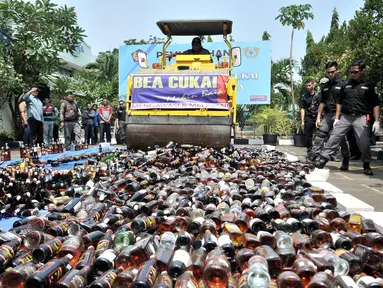 Bea Cukai memusnahkan barang bukti minuman keras ilegal di Kantor Bea Cukai Marunda, Jakarta, Selasa (2/10). Sebanyak 2.245 minuman keras ilegal dimusnahkan. (Merdeka.com/Iqbal Nugroho)