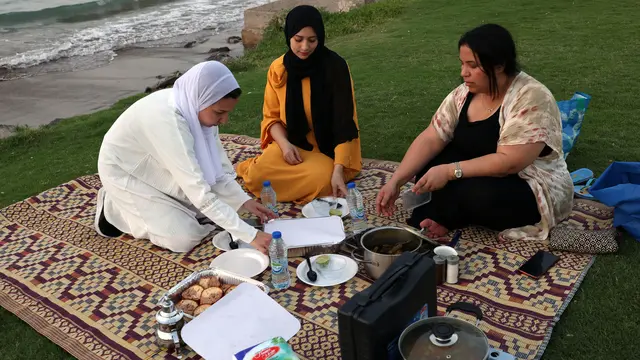 Warga Oman Menikmati Buka Puasa di Pantai