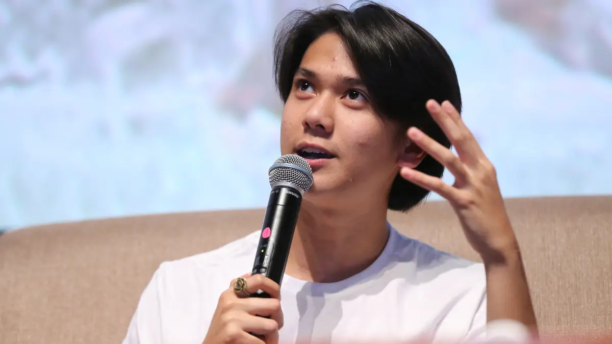 4 Potret Iqbaal Ramadhan dengan Gaya Rambut Gondrong - Entertainment