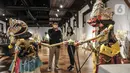 Pengunjung mengamati salah satu koleksi wayang yang ditampilkan dalam pameran 'Wayang Rupa Kita' di Bentara Budaya, Palmerah, Jakarta, Senin (22/11/2021). Pameran dikemas menarik dan relevan dengan fenomena yang dihadapi saat ini. (merdeka.com/Iqbal S. Nugroho)