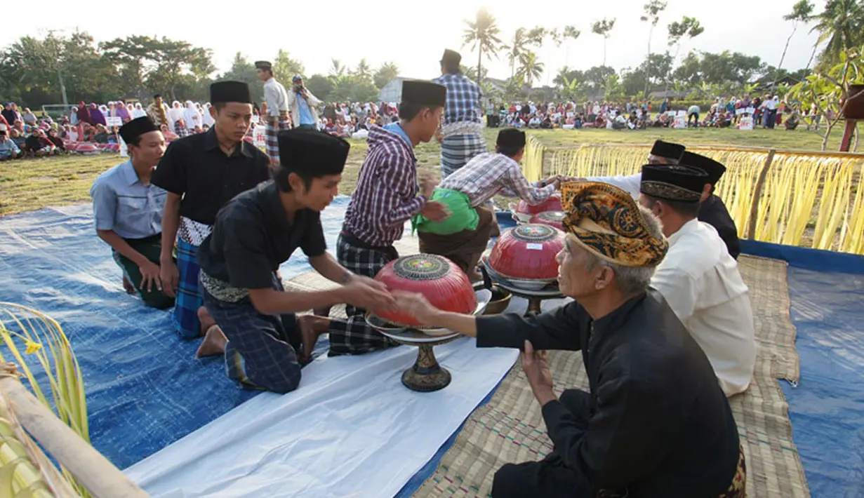 Menjelang Hari Raya Idul Fitri warga muslim Bali menggelar tradisi “ngejot” atau membagi-bagikan makanan kepada masayarakat sekitar tanpa membeda-bedakan agama yang  dianutnya. (Istimewa)