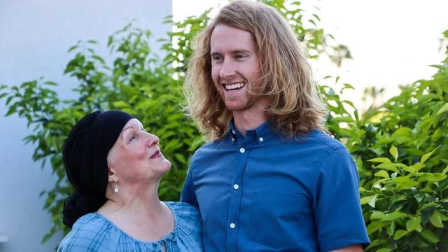 Pria Ini Rela Panjangkan Rambutnya Demi Sang Ibu, Alasannya Bikin Haru