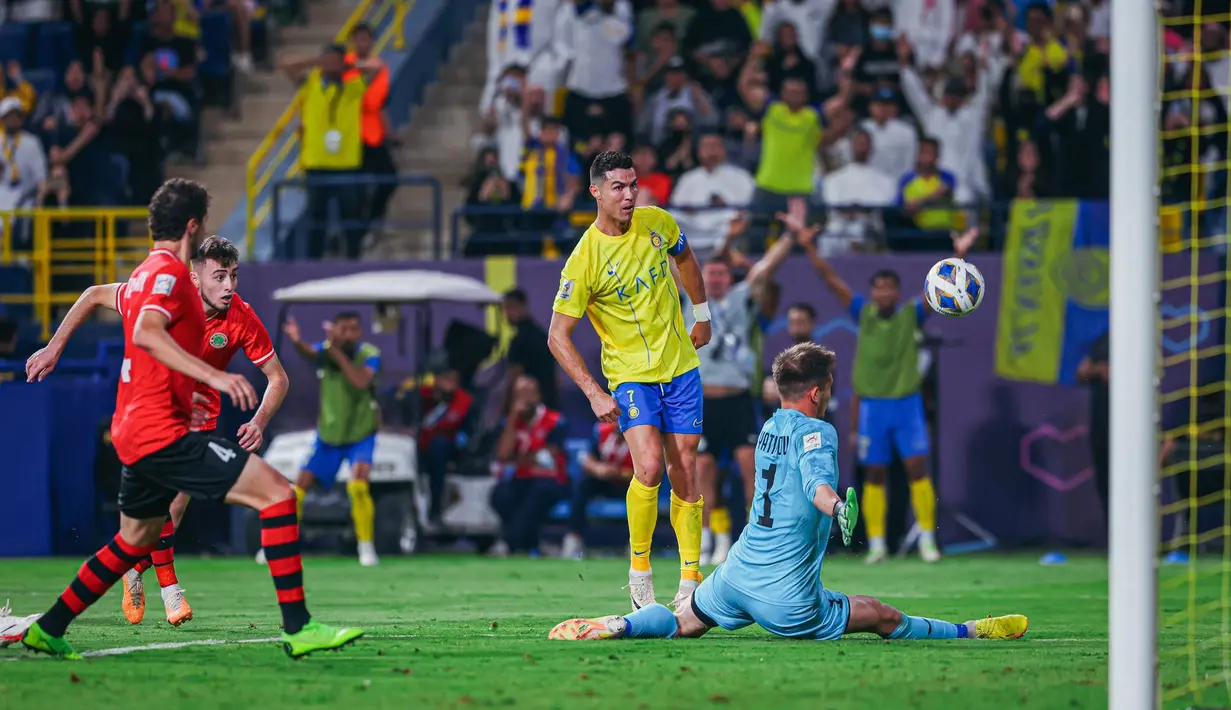 Penjaga gawang Istiklol, Rustam Yatimov (kanan), gagal menghalau tendangan dari pemain Al Nassr, Cristiano Ronaldo (tengah), yang membuahkan gol dalam laga kedua Grup E Liga Champions Asia 2023/2024 yang berlangsung di Al Awal Park at King Saud University, Riyadh, Selasa (3/10/2023) dini hari WIB. (X/Al Nassr FC)