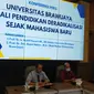 Wakil Rektor III Universitas Brawijaya Malang, Abdul Hakim (baju putih) memberikan keterangan&nbsp;terkait penangkapan salah seorang mahasiswanya karena dugaan terorisme (Liputan6.com/Zainul Arifin)