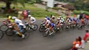 Para pebalap saat beraksi di Etape 8 Tour de Singkarak 2015 dari Simpang Ampek, Pasaman Barat menuju Lawang Park, Kabupaten Agam, Sabtu (10/10/2015). (Bola.com/Arief Bagus)