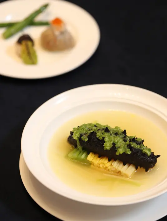 Hidangan yang dimasak oleh kontestan dipamerkan dalam kompetisi keterampilan kuliner Sichuan yang diselenggarakan oleh Federasi Industri Katering China Sedunia di Meishan, Provinsi Sichuan, China barat daya (16/11/2020). (Xinhua/Jiang Hongjing)