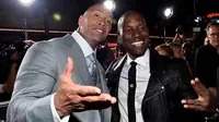 Dwayne Johnson alias The Rock bersama Tyrese Gibson dalam sebuah acara. (E! Online)