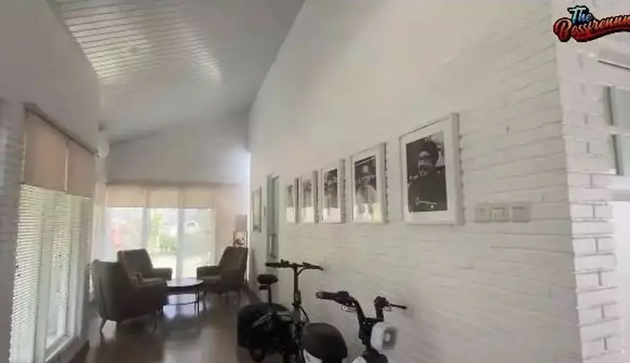 Rumah ini bergaya Eropa. Tampak seluruh ruangan bernuansa putih. Andy pun menyebut huniannya dengan sebutan White House de Noyas.  (YouTube/VaLent Fun)