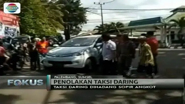 Massa yang terdiri dari sopir angkot di Palembang merusak taksi online yang tengah mengangkut penumpang.