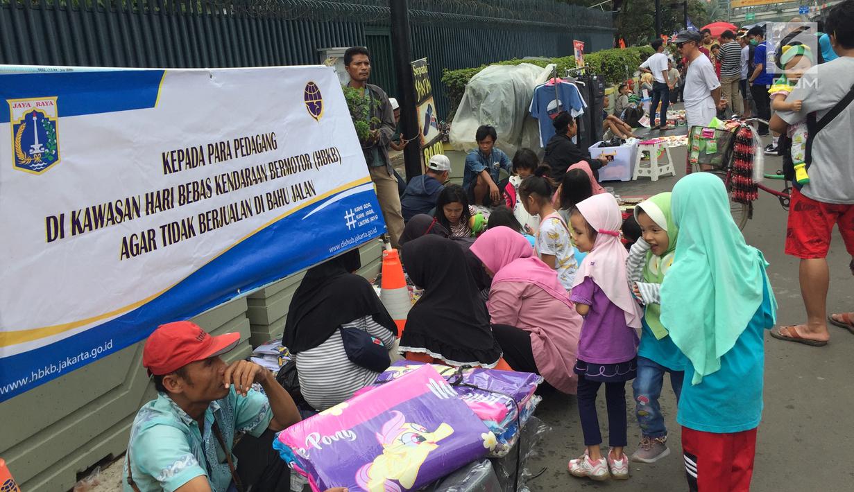 Pedagang kali lima (PKL) menggelar lapak dagangannya saat pelaksanaan car free day (CFD) di Jakarta, Minggu (11/2). Acara mingguan warga Jakarta tersebut dimanfaatkan para PKL untuk berjualan. (Liputan6.com/Immanuel Antonius)