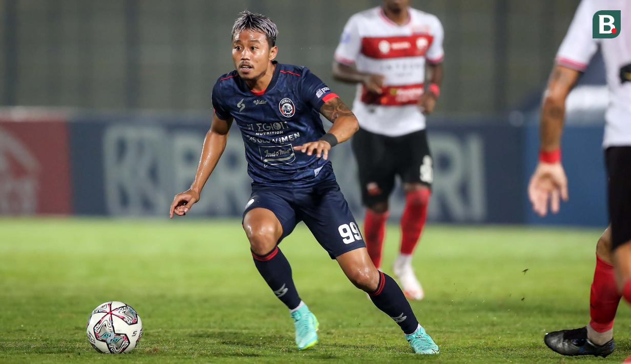 Kushedya Hari Yudo berhasil membuat Arema unggul. Bermula dari umpan Fortes, Yudo bisa menyambar bola. Meski sempat ditepis M. Ridho, dia berhasil melakukan rebound dengan kepalanya. (Bola.com/Bagaskara Lazuardi)